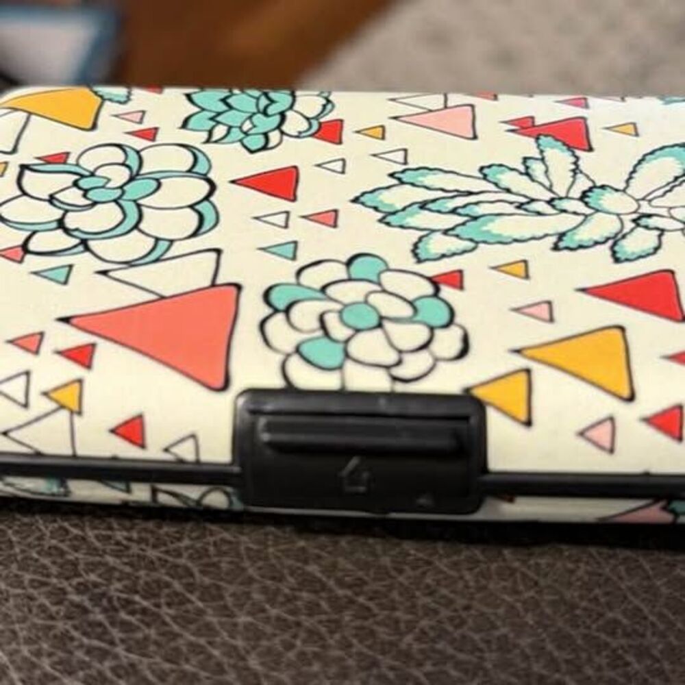 Succulent Pattern Hard Shell Card Wallet RFID - Picture 2 of 4